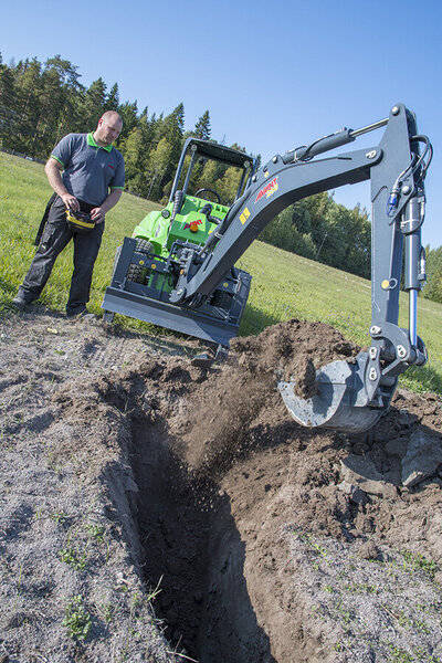 <b>avant_kauko_ohjattava_kaivuri_backhoe_with_remote_control_web_3</b>